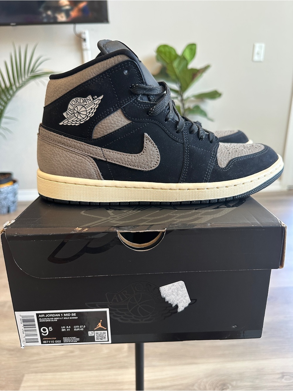 Jordan Air Jordan 1 Mid - Black and Grey Taupe